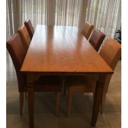 Grenen tafel met 6 leren stoelen