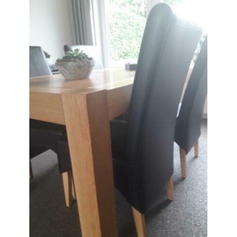 Degelijke eiken fineer tafel (160x90 cm) en 4 zwarte stoelen