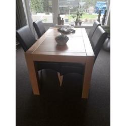 Degelijke eiken fineer tafel (160x90 cm) en 4 zwarte stoelen