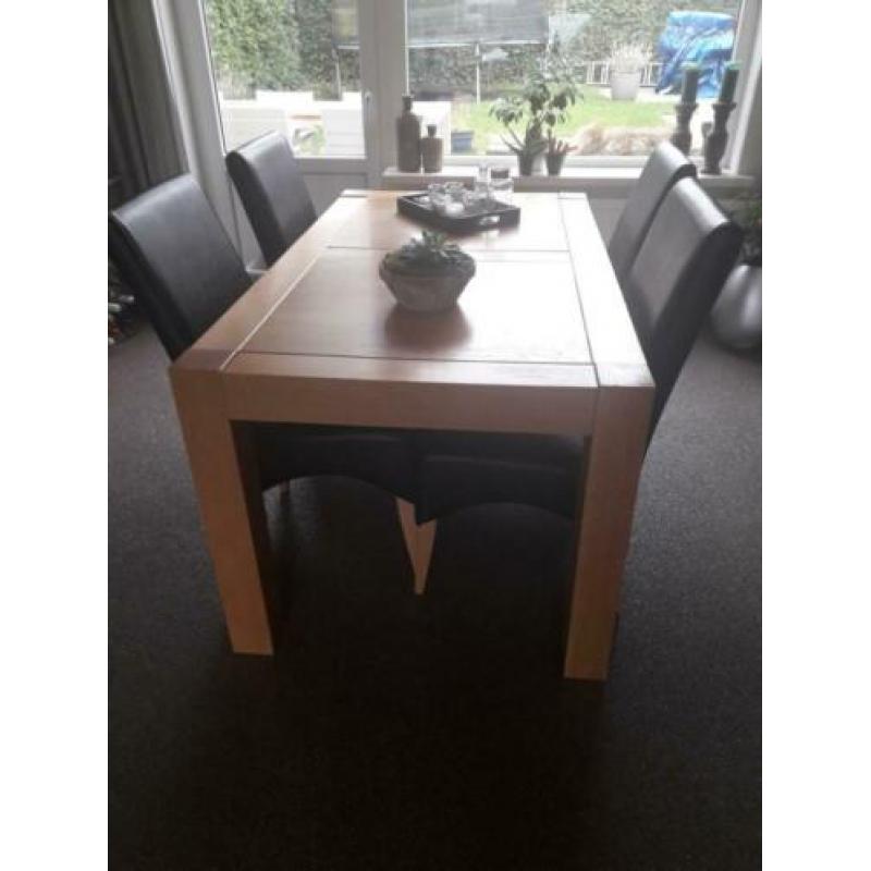 Degelijke eiken fineer tafel (160x90 cm) en 4 zwarte stoelen