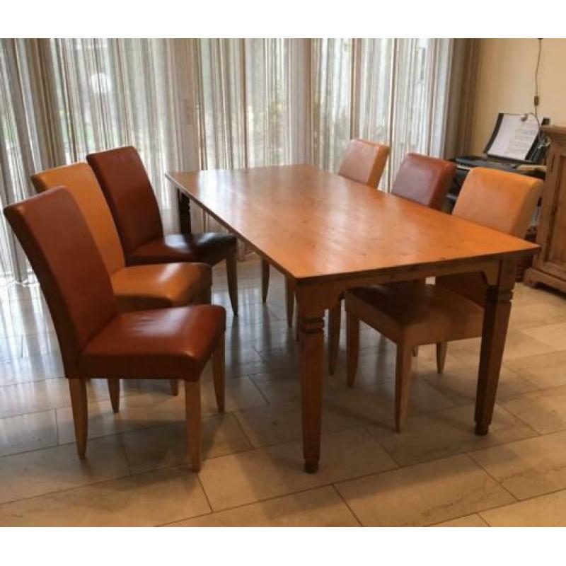 Grenen tafel met 6 leren stoelen