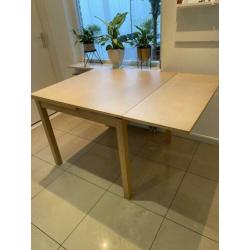 Keukentafel aan beide zijden uittrekbaar. Gratis 4 stoelen.