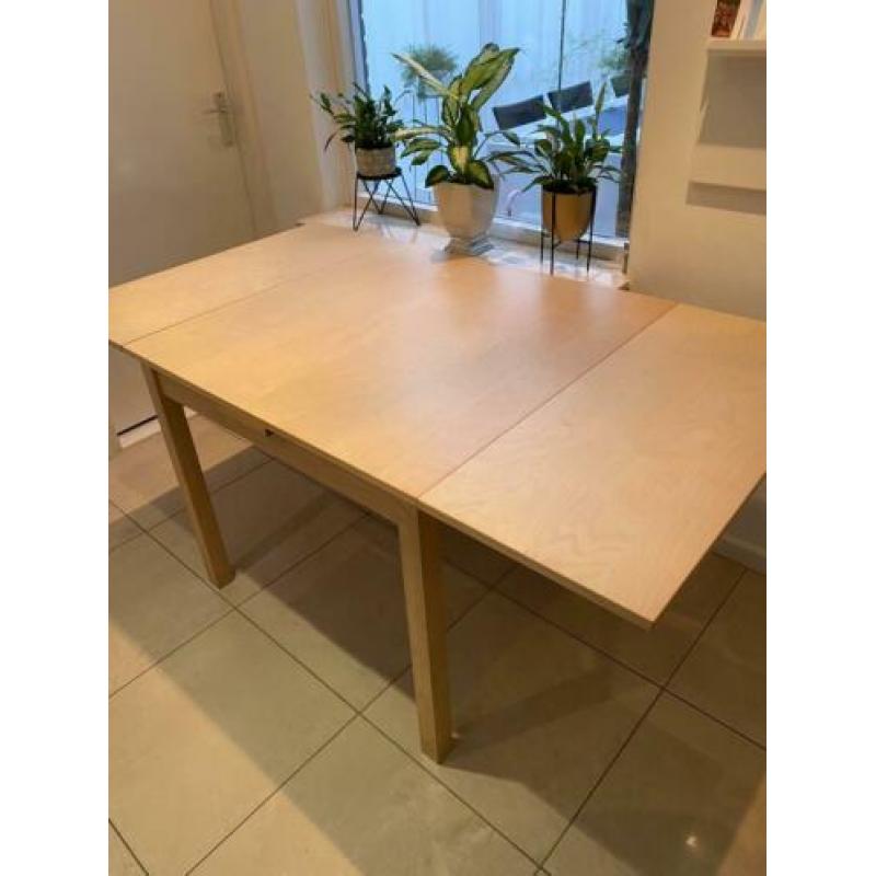 Keukentafel aan beide zijden uittrekbaar. Gratis 4 stoelen.