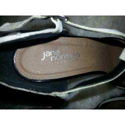 Jane Norman PUMPS ZWART WIT LAK PEEPTOE VINTAGE LOOK MT 39