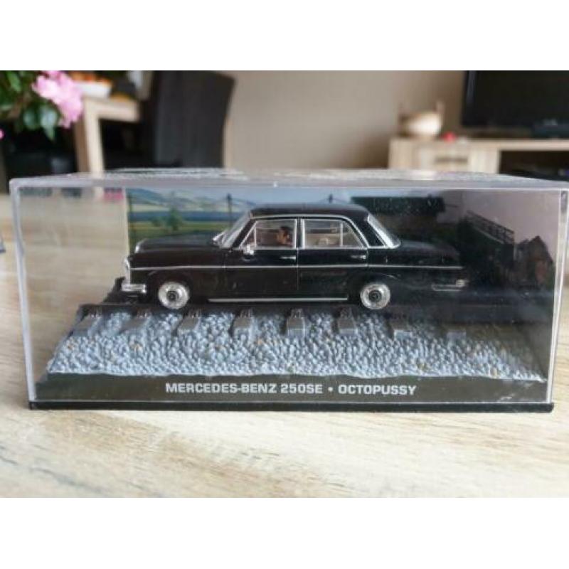 Nr.23 Mercedes-Benz 250 SE James Bond Diorama 1:43 ( UH)