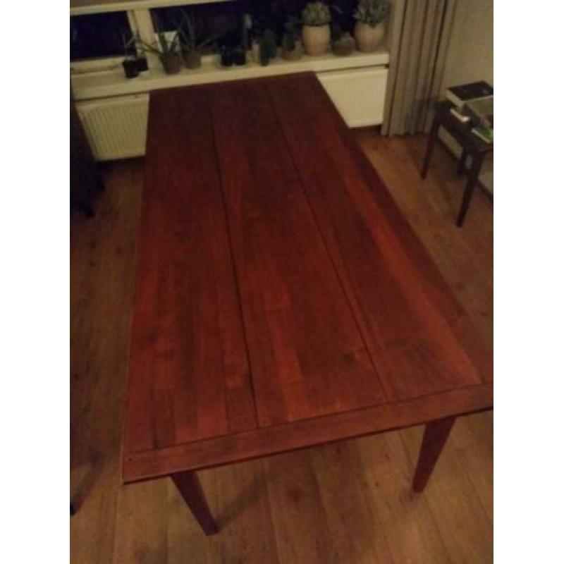 Kersenhouten tafel. Opnieuw gespoten.