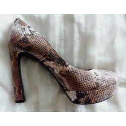 Beige slangenleren high heel pumps van Guess