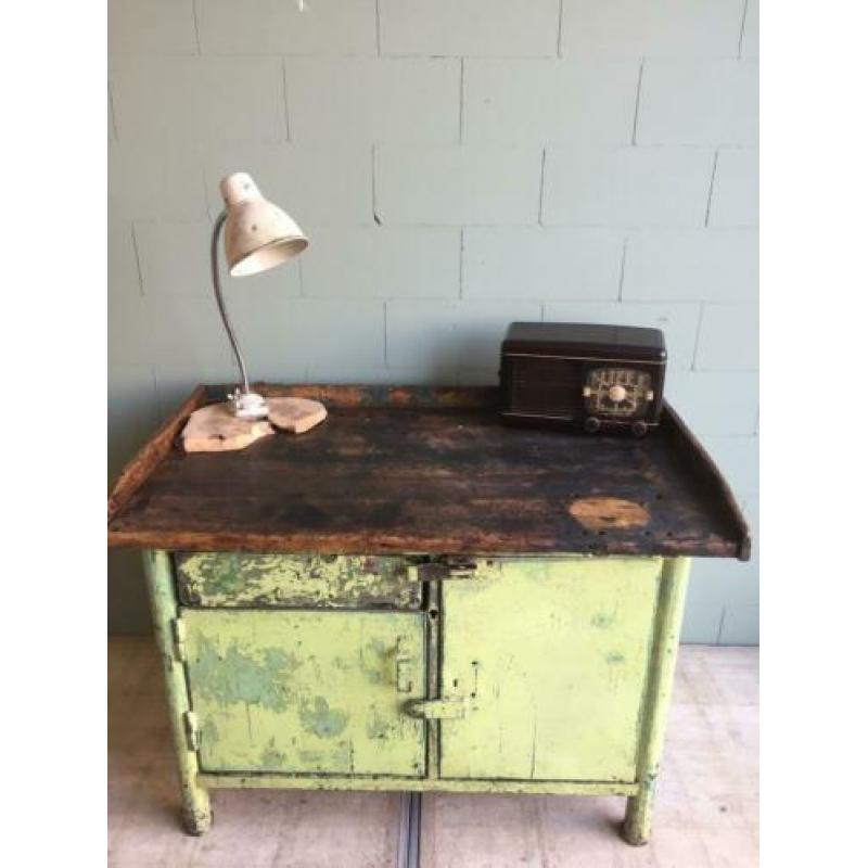 Hele stoere werkbank vintage dressoir balie toonbank