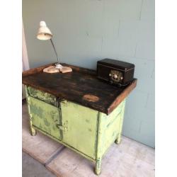 Hele stoere werkbank vintage dressoir balie toonbank