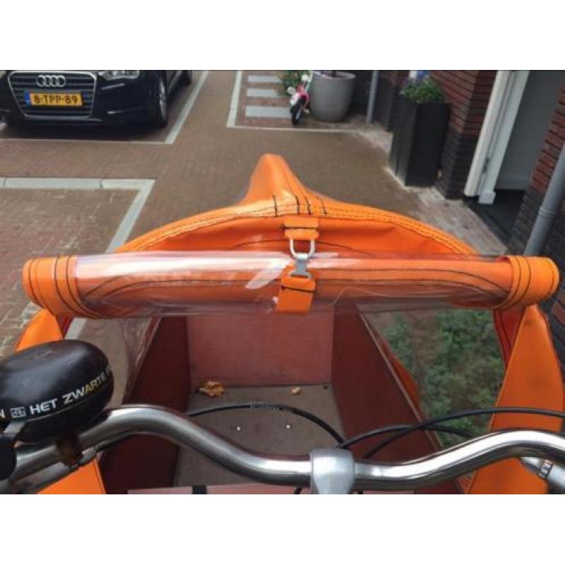 Regenhoes, tent oranje, bakfiets,nl cargo long