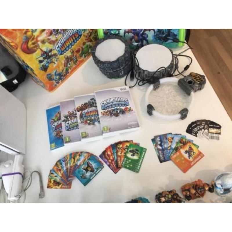 Wii met 50 Skylanders, 3 contr. 2x stuur pistool en meer