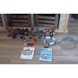 2 Wii spellen Skylanders inclusief portal en veel figuren.