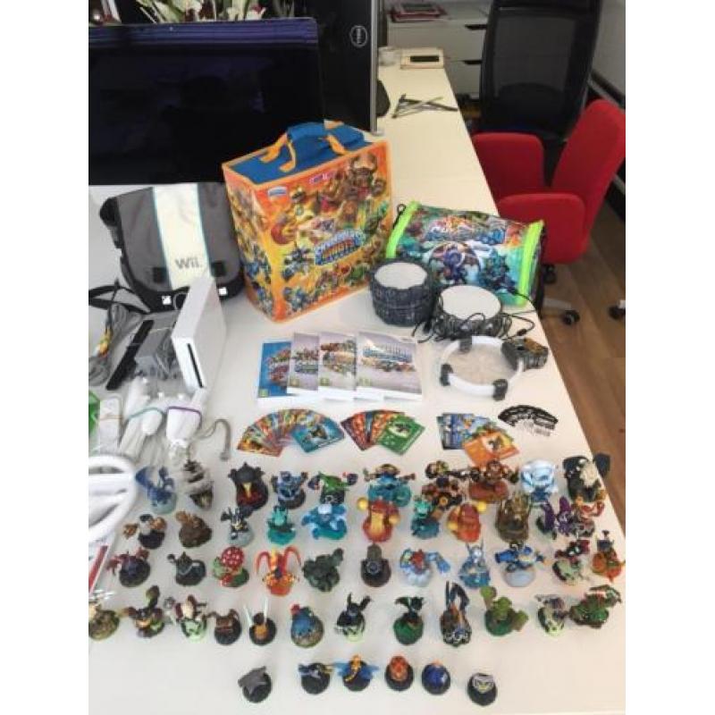 Wii met 50 Skylanders, 3 contr. 2x stuur pistool en meer