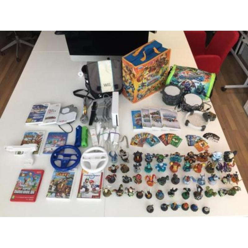 Wii met 50 Skylanders, 3 contr. 2x stuur pistool en meer